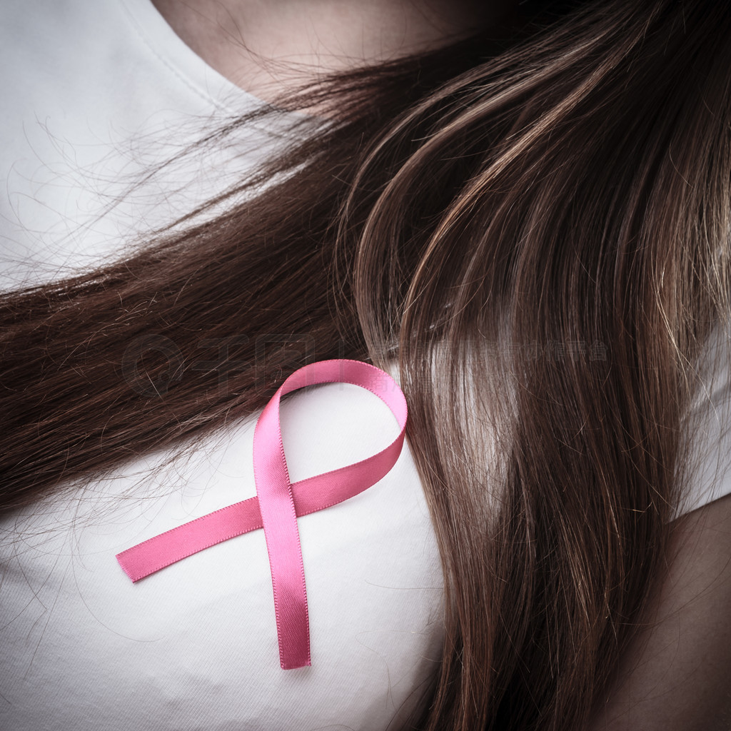 胸前粉红色徽章丝带的特写. 医疗保健、乳腺癌意识 库存照片. 图片 包括有 爱好健美者, 设计, 偏差 - 195694562