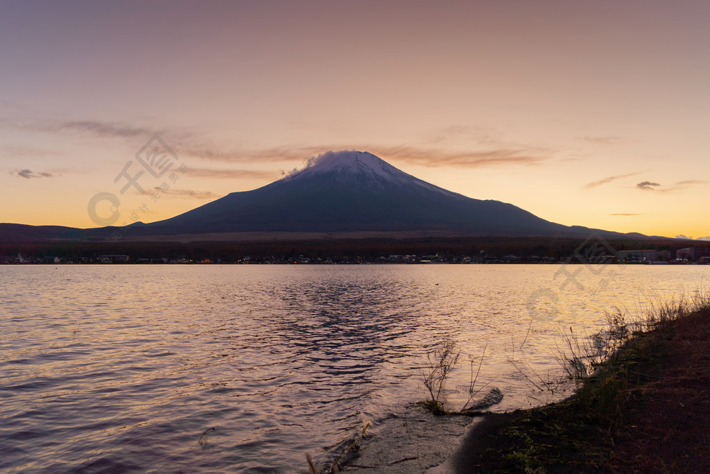 日本山梨县富士河口湖富士五湖附近蓝天的富士山倒影自然景观背景