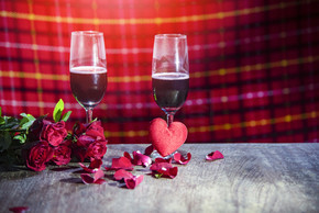 酒吧情人节晚餐浪漫爱情概念/浪漫餐桌布置，乡村餐桌晚餐夜灯上装饰着情侣香槟玻璃酒玫瑰花瓣花和心