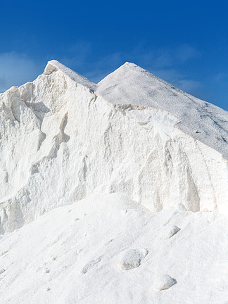 Salt Mountains 盐山生产<i>前</i>准备工作。