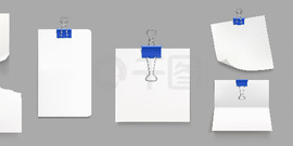 带有蓝色活页夹的白纸，在灰色的背景下被隔离。矢量逼真的空白笔记、页面和纸片与卷曲的角落、折叠和撕裂的边缘。带蓝色活页夹的白纸