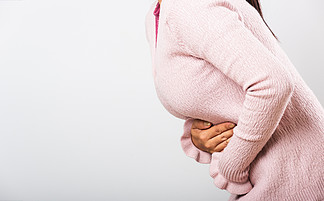 亚洲女性胃痛，手握<i>腹</i><i>部</i>，身体<i>部</i>位，女性胃痛，她的问题是便秘或结肠，工作室拍摄在白色背景下被隔离