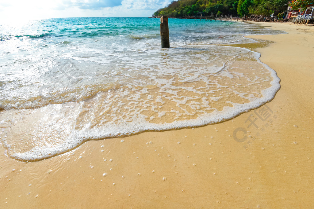 的熱帶景觀海灘海島景觀與海洋藍天和度假村背景在泰國夏季海灘度假