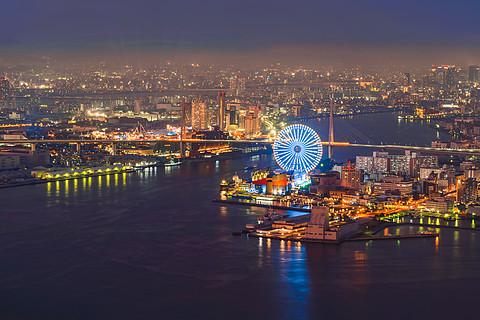 摩天輪的鳥瞰圖,天保山河濱,靠近大阪灣,在日本城市大阪關西市中心的