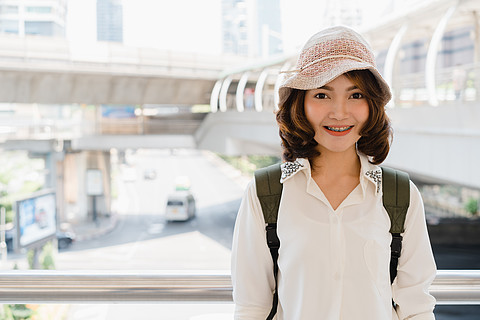 有吸引力的年輕微笑亞洲女人戶外肖像在城市真人系列.