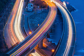 在高速公路交叉口行驶的汽车的鸟瞰图。桥梁道路形状与建筑理念相联系。顶视图。都市城市，曼谷在晚上，静冈，日本。