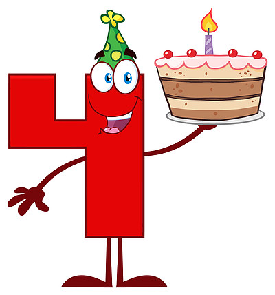 有趣的红色数字四卡通吉祥物人物举起一个生日蛋糕