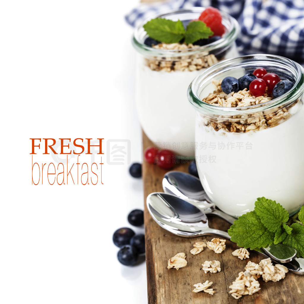 “含牛奶什锦早餐、酸奶和浆果的健康早餐”高清摄影大图-千库网