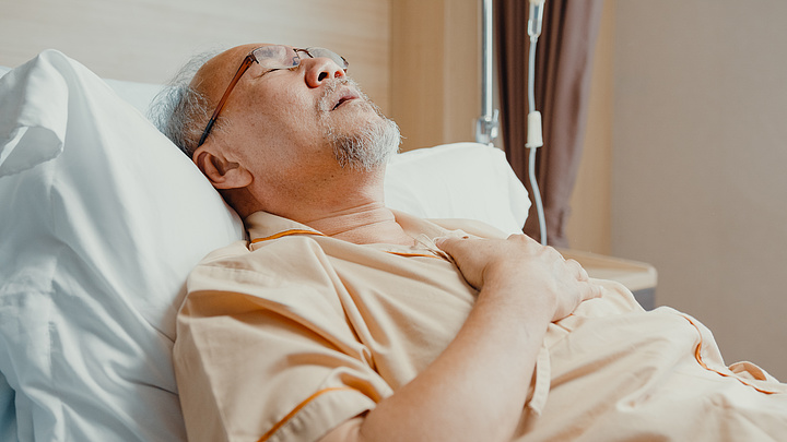生病的老人躺在医疗诊所住院健康保险或款待概念
