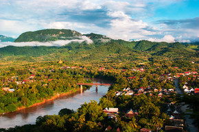 从老挝富西看琅勃拉邦市景观鸟瞰图