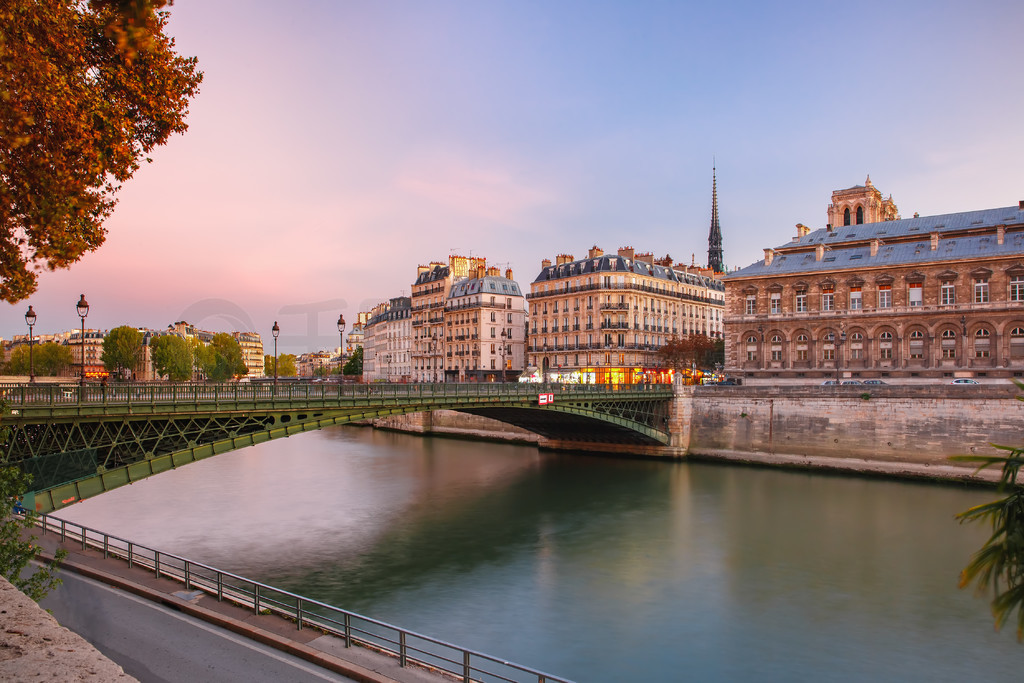 ڷʱ͵ Ile de la Cite  Pont d’Arcole ɫ֮ҹ Ile de la Cite