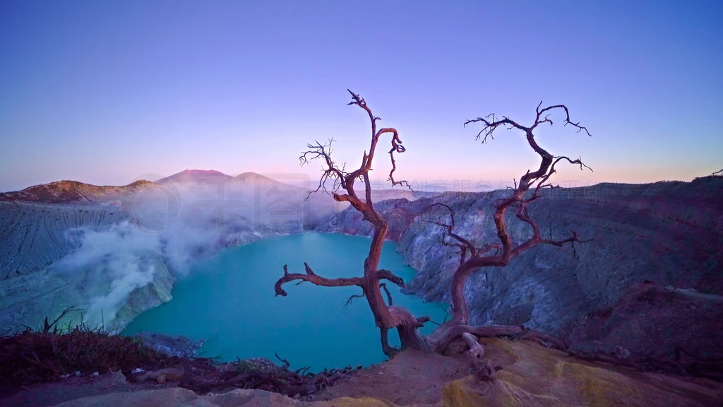 Kawah Ijen ɽĿľҶճʱʯˮӡǶצ۵ȫȻ۱