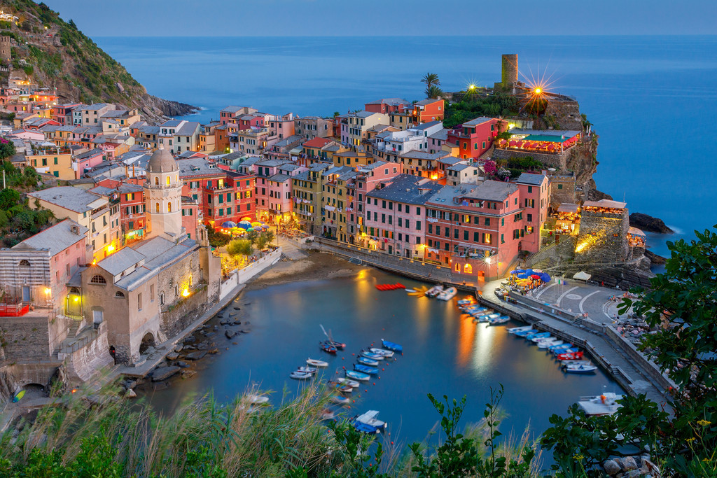 ΤкذĹׯӸɽ Vernazza ʱϸۿڵľɫҹ԰ǡ