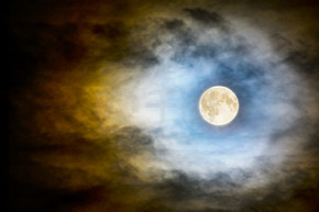 在黑暗多云的午夜天空的满矢量月亮。幽灵般的月光万圣节背景