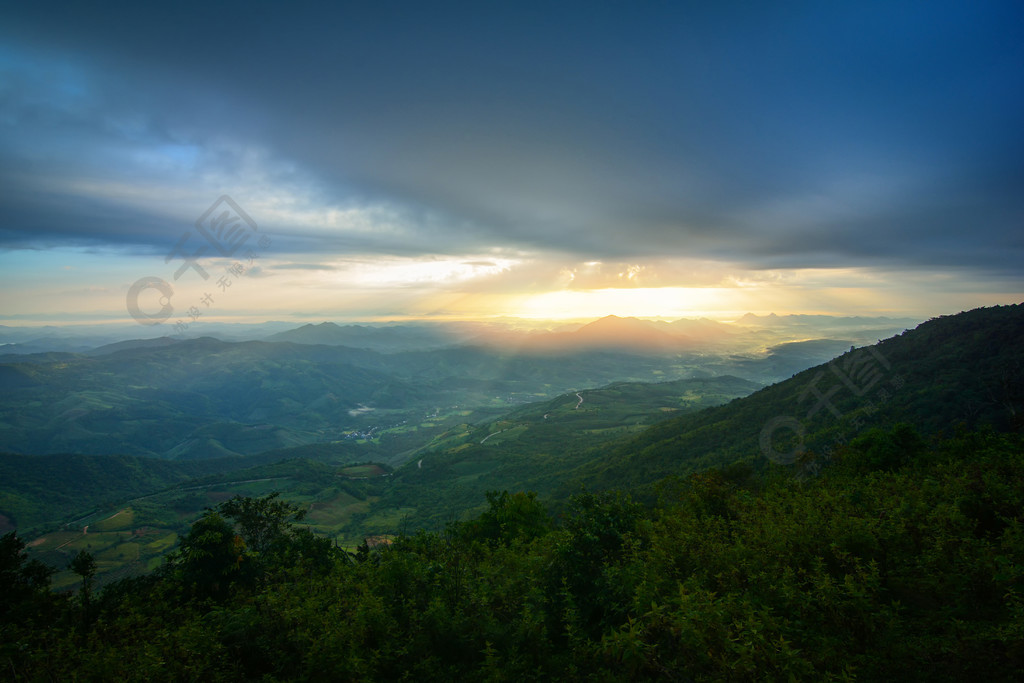 山上的景觀太陽昇起黃色的天空早晨的陽光和山脈背景