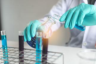 科研人员或医生在实验室浇注<i>化</i><i>学</i>物质试管。