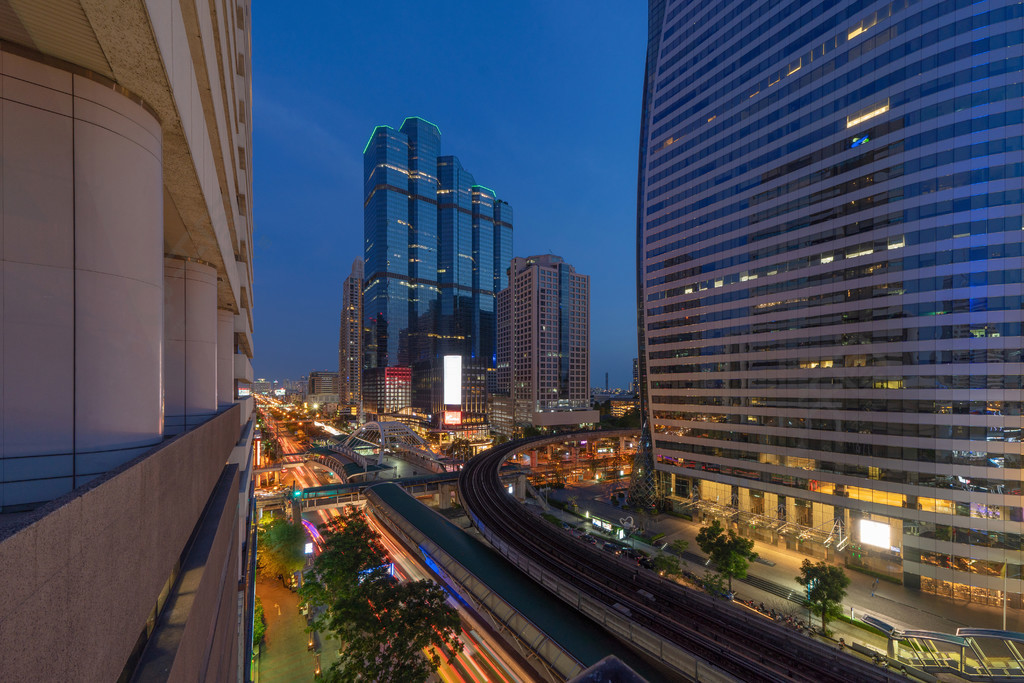 沙吞与汽车交通的交叉路口曼谷市中心泰国金融区和商业区智能城市城市