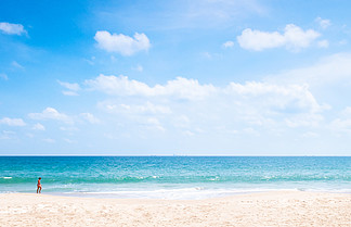 泰国甲米岛兰塔岛巴坎蒂昂<i>海</i>滩的夏天。白色沙滩的欧洲游人与清楚的蓝天