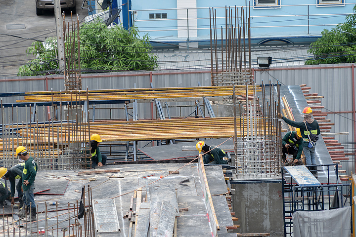 繁忙的工業建築工地工人用起重機工作的鳥瞰圖.