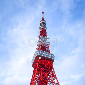 在蓝天背景的东京塔，日本。日本东京塔
