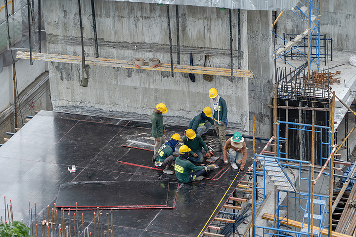 繁忙的工業建築工地工人用起重機工作的鳥瞰圖.