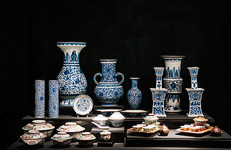 2019 年 10 月 24 日，泰国曼谷 — 彩色蓝色瓷<i>器</i>瓷<i>器</i>、旧中国瓷瓶皇家收藏品在曼谷国家博物馆展出