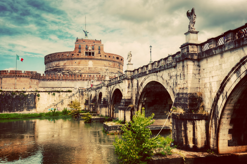 ʥʹ̨Ӻ Ponte Sant’Angelo ŵһ߹ۿʵġʥʹ̨Ӻʥʹ