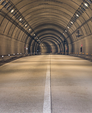 有两<i>车</i>道高速公路的隧道路