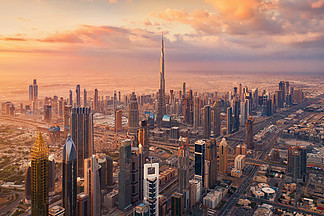 迪拜<i>市</i><i>中</i>心天际线和高速公路、阿拉伯联合酋长国或阿联酋的哈利法塔鸟瞰图。智慧城<i>市</i>的金融区和商业区。摩天大楼和高层建筑在日落。