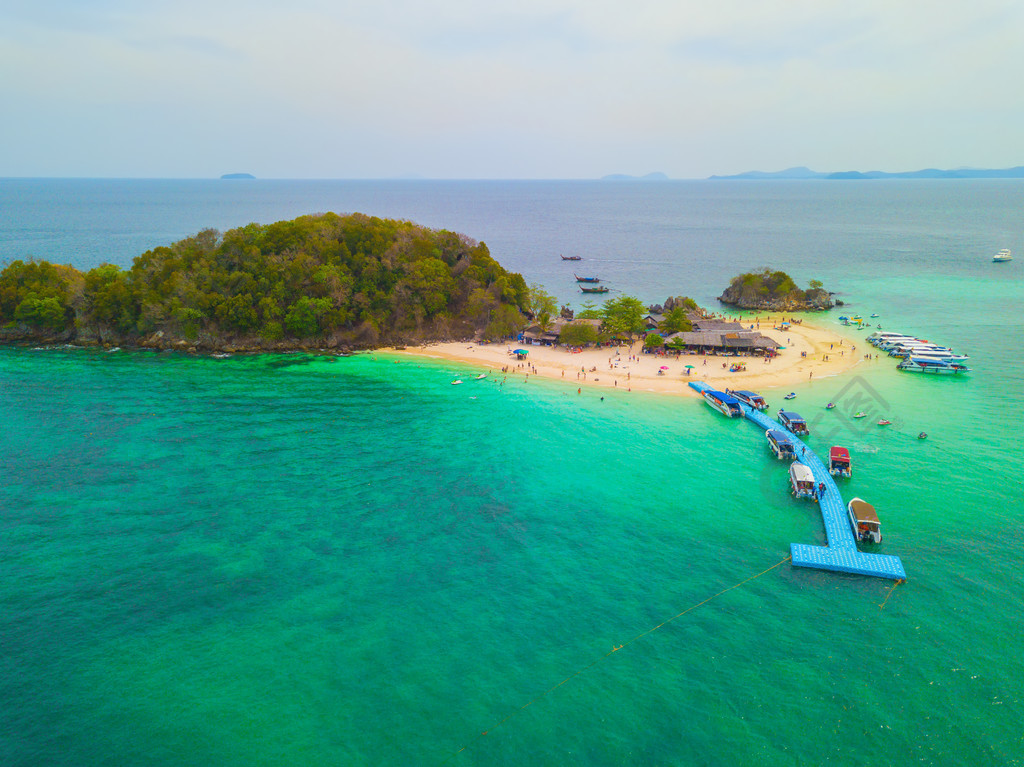 夏季泰国普吉岛的安达曼海与人群游客蓝色绿松石海水和安达曼海的小岛