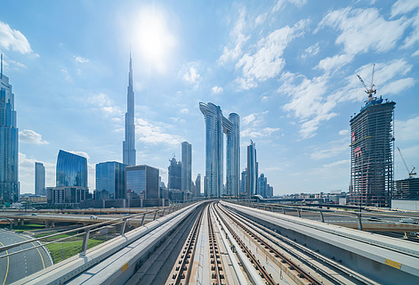 火车视图在迪拜市中心的金融区,城市的摩天大楼,阿联酋的铁路上