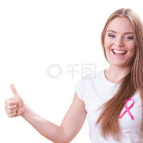 医疗保健、医学和乳腺癌意识概念。心满意足的年轻女子，胸前有粉红色的癌症丝带，做拇指手势，被白色隔离。女人胸前粉色癌症丝带竖起大拇指