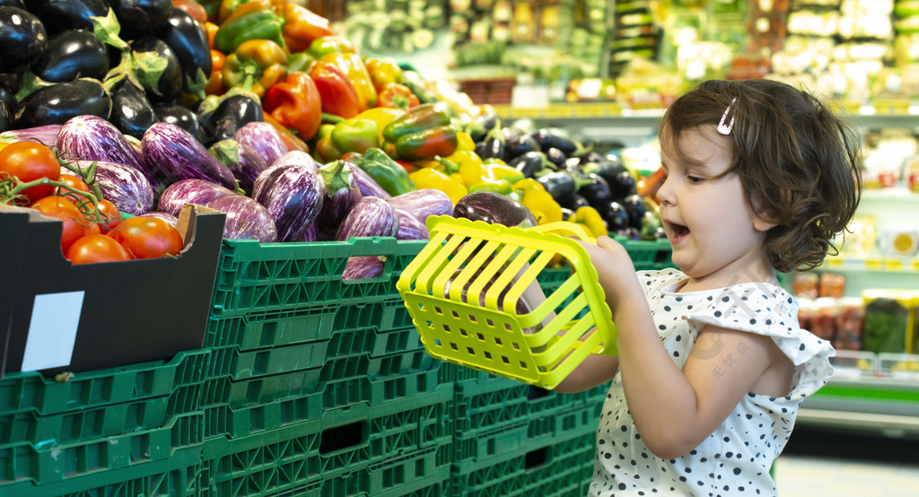 儿童在超市购物茄子在大卖场购买水果和蔬菜的概念小女孩拿着购物篮
