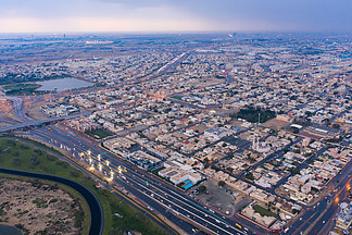迪拜<i>市</i><i>中</i>心天际线、阿拉伯联合酋长国或阿联酋城<i>市</i>的鸟瞰图。城<i>市</i><i>中</i>的公寓和住宅区。日落时的建筑物。建筑景观背景。