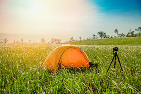 山丘日出帐篷区/风景野营帐篷黄色在森林田野上，早上用数码相机拍摄美丽的天然绿草草甸