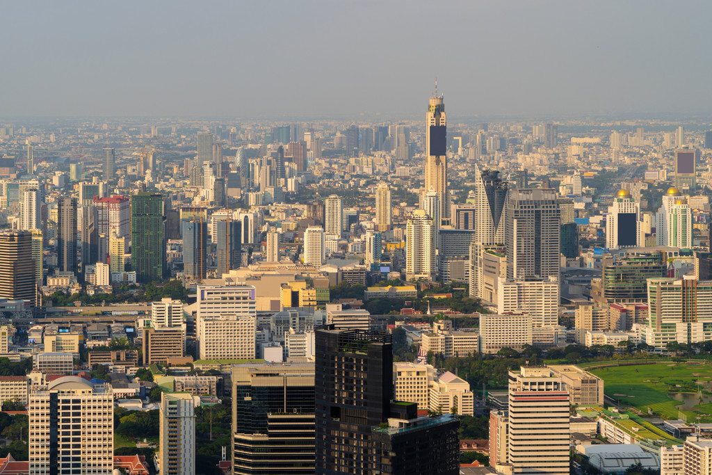 曼谷市中心沙吞的鸟瞰图亚洲智慧城市的金融区和商业中心摩天大楼和