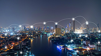 泰国曼谷<i>市</i><i>中</i>心沙吞与湄南河的数字网络连接线。智能科技城<i>市</i>的金融区和商业<i>中</i>心。摩天大楼和建筑物在晚上