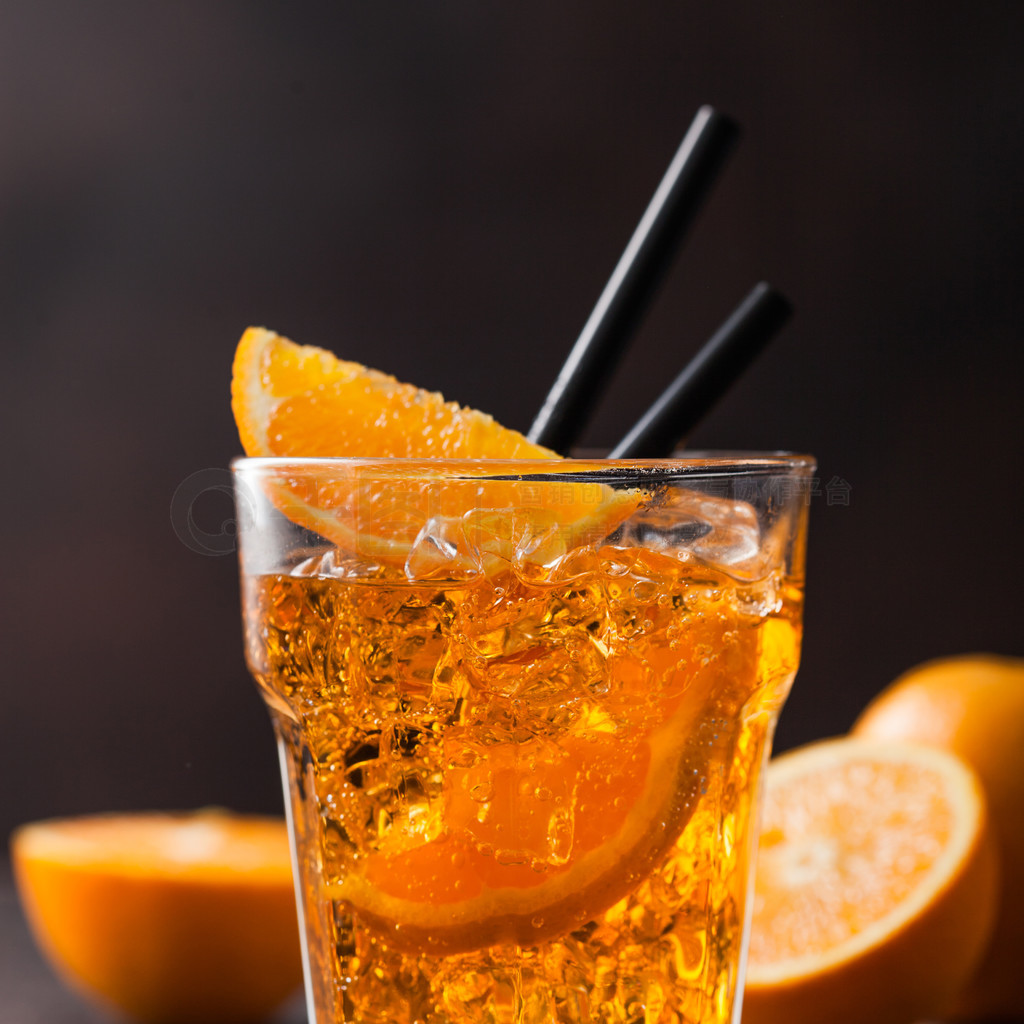 Aperol spritz ļβװڸУϳƬͺɫϵĹϱ顣