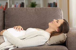 孕妇躺在家里的沙发上，肚<i>子</i><i>疼</i>
