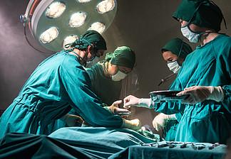 手术室护士为外科医生<i>发</i><i>送</i>手术设备，医疗团队在手术室或进行手术。医疗保健外科概念。