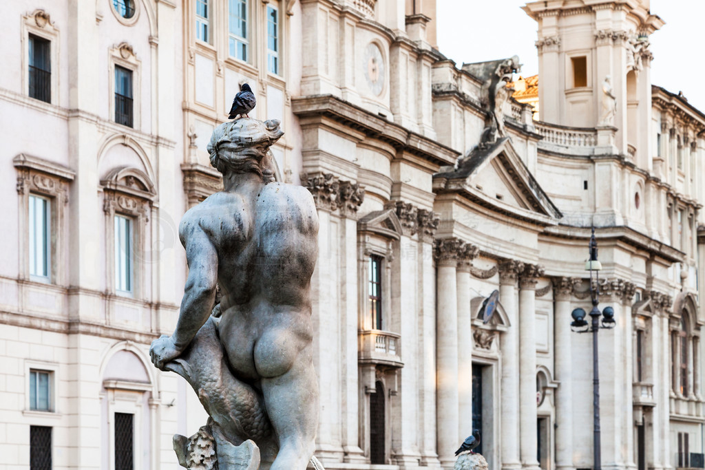 ǰ  ɹ㳡ϵ Fontana del MoroĦȪʥõ