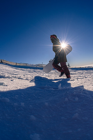 冰雪運動卡通單板滑雪項目插畫海報背景穿戴齊全單板滑雪裝備的亞洲