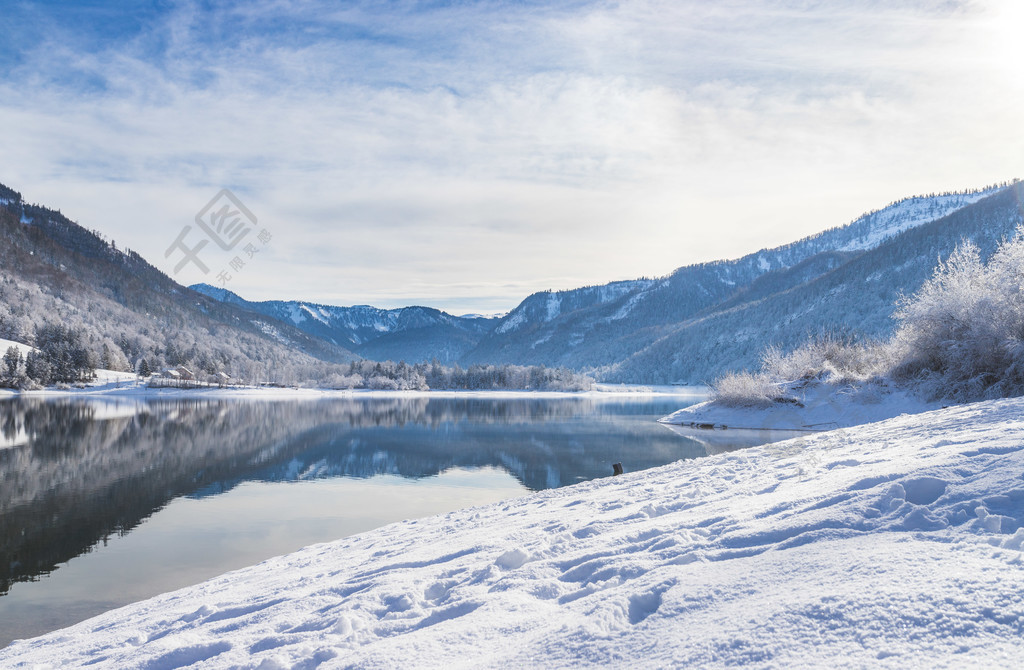 田園詩般的冬季景觀反射湖雪樹和山脈