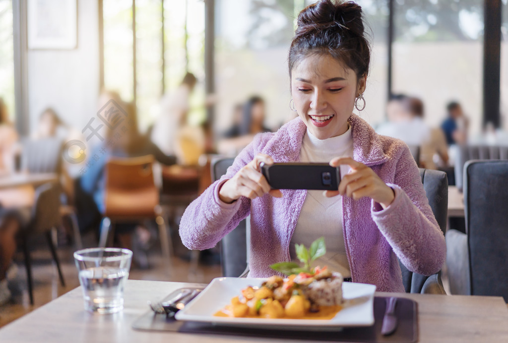 和美女吃饭照片用手机图片