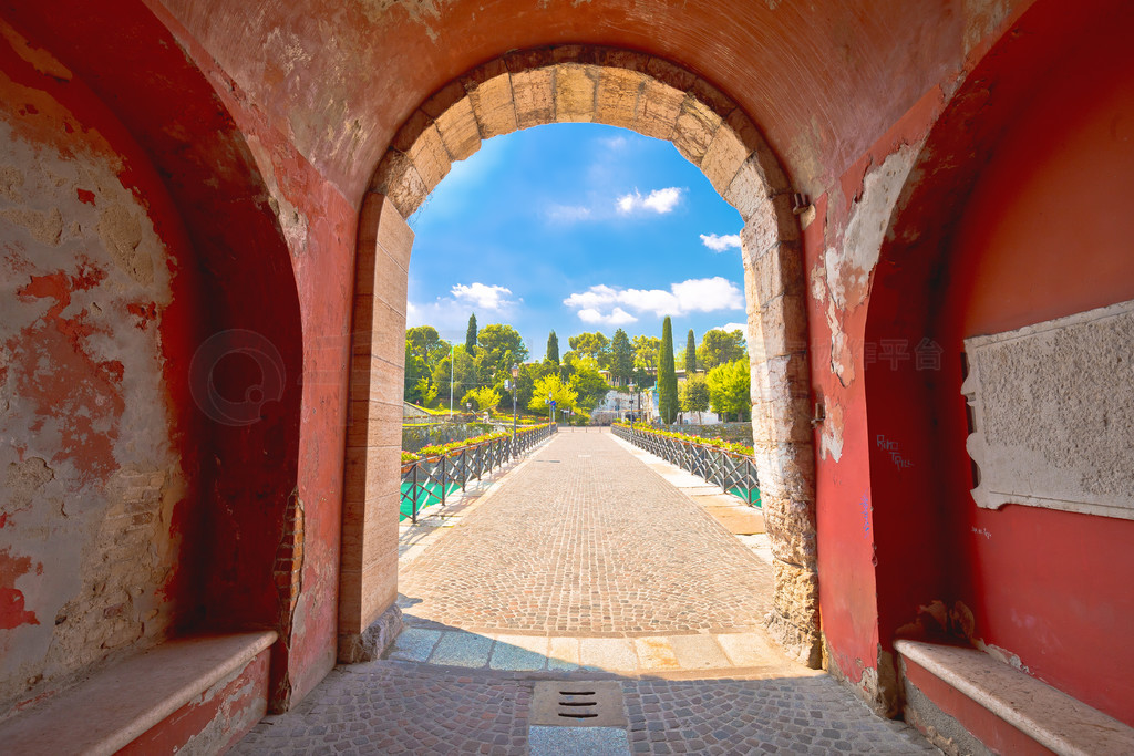 Peschiera del Garda ɫͷ׵źͳǽھۣӶ