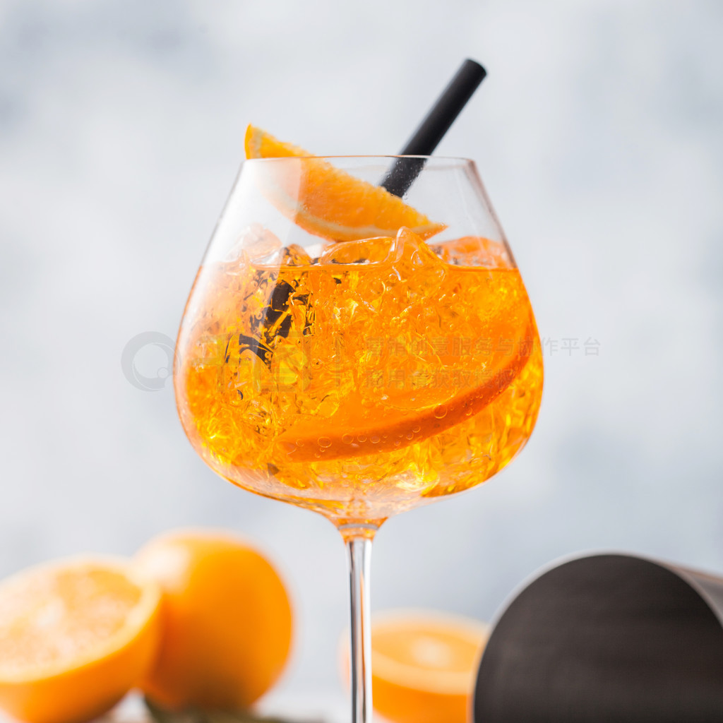 һ aperol spritz ļβӺ;ưӺͼβƵڵͺɫݡ