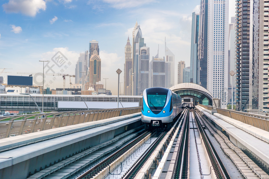 迪拜地铁铁路在阿拉伯联合酋长国迪拜的夏日