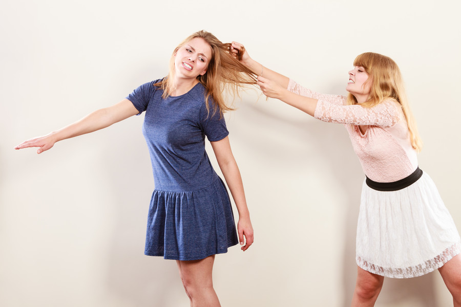 两个女人抓头发打架图片