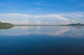 Bang Pra 水库大坝的鸟瞰图。泰国春武里府斯里拉查的河湖、山谷山丘和蓝天倒影的国家公园在旅行中。自然景观。