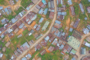 农村、农村移民难民住宅村屋的空中俯视图。泰国 Tak 山丘上天然森林附近城市城镇的当地社区住宅。疏散。